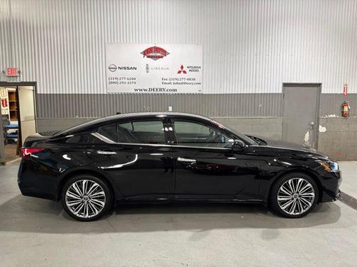Super Black Clearcoat 2023 Nissan Altima 2.5 SL