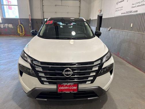 Everest White Pearl/Super Black 2025 Nissan Rogue SL