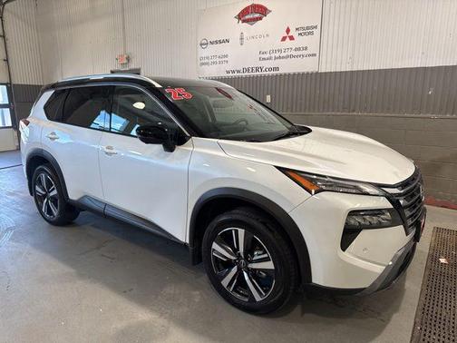 Everest White Pearl/Super Black 2025 Nissan Rogue SL