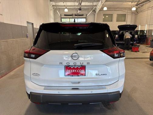 Everest White Pearl/Super Black 2025 Nissan Rogue SL