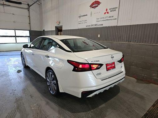 Pearl White Tricoat 2023 Nissan Altima 2.5 SL
