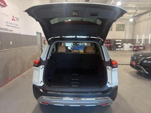 Pearl White Tricoat/Super Black 2023 Nissan Rogue Platinum