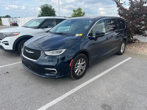 2023 Chrysler Pacifica Touring-L