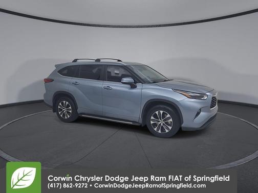 Moon Dust 2023 Toyota Highlander XLE