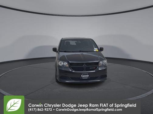 Brilliant Black Crystal Pearlcoat 2017 Dodge Grand Caravan SE