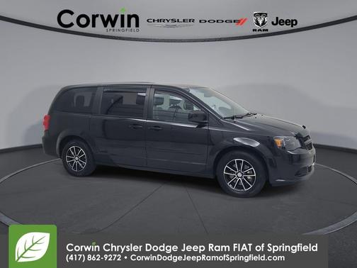 Brilliant Black Crystal Pearlcoat 2017 Dodge Grand Caravan SE