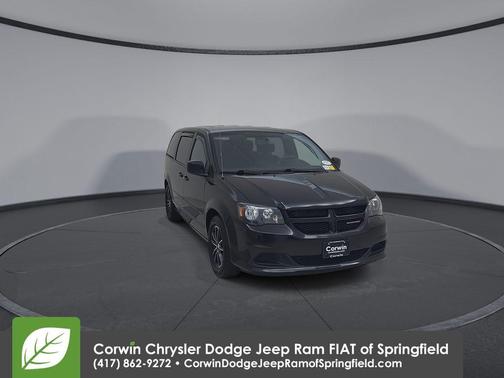 Brilliant Black Crystal Pearlcoat 2017 Dodge Grand Caravan SE