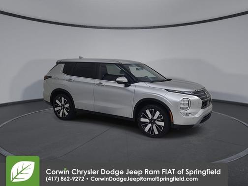 Silver 2025 Mitsubishi Outlander SE