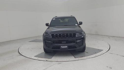 Gloss Black 2027 Jeep Grand Cherokee Limited