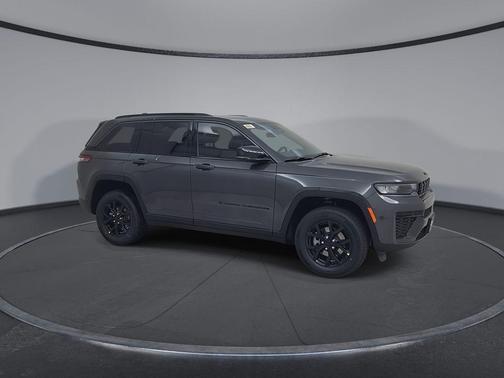 Metallic 2026 Jeep Grand Cherokee Laredo