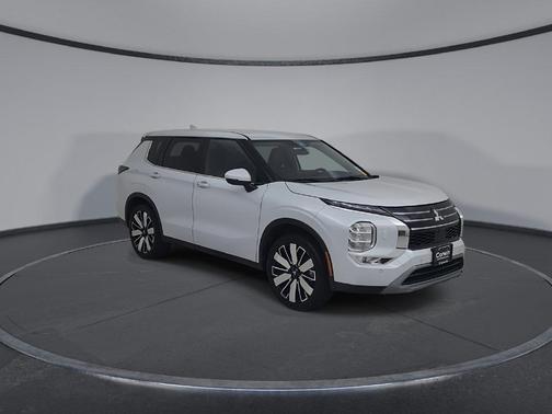 Silver 2025 Mitsubishi Outlander SE