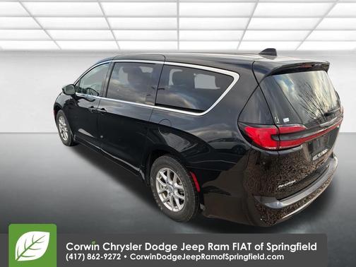 2023 Chrysler Pacifica Touring-L
