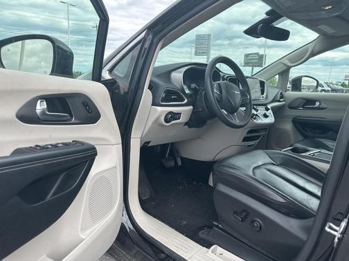 2022 Chrysler Pacifica Touring-L
