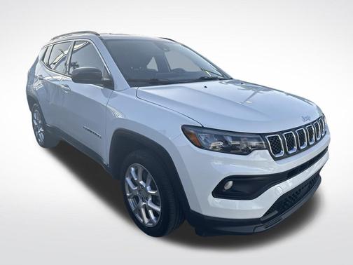 Bright White Clearcoat 2023 Jeep Compass Latitude Lux