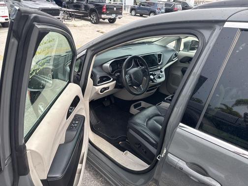 2022 Chrysler Pacifica Touring-L
