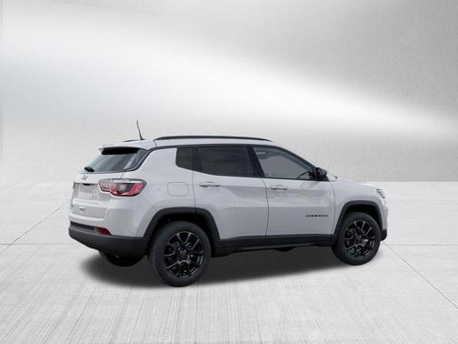 Bright White Clearcoat 2026 Jeep Compass Latitude