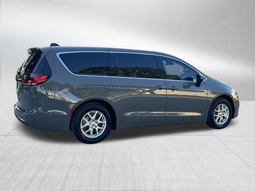 2023 Chrysler Pacifica Touring-L