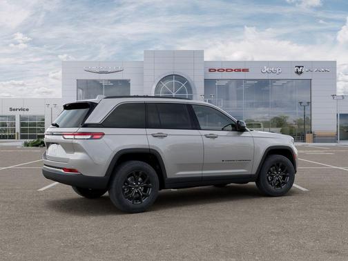 Silver Zynith 2026 Jeep Grand Cherokee Laredo Altitude