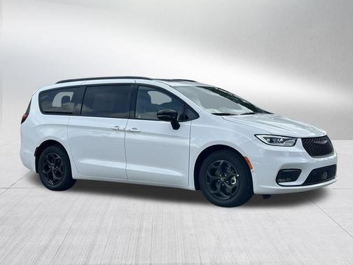 2025 Chrysler Pacifica Hybrid Select