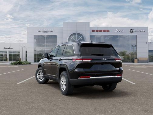 Diamond Black 2026 Jeep Grand Cherokee Laredo
