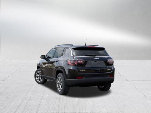 Diamond Black 2026 Jeep Compass Latitude