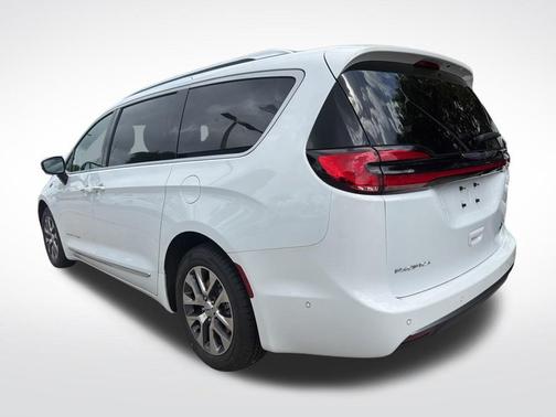 Bright White Clearcoat 2023 Chrysler Pacifica Hybrid Pinnacle
