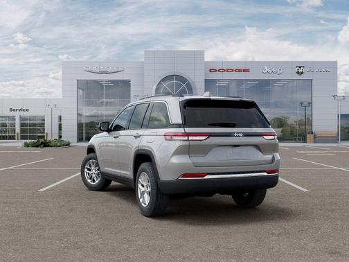 Silver Zynith 2026 Jeep Grand Cherokee Laredo