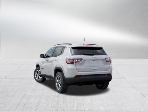 Bright White Clearcoat 2026 Jeep Compass Latitude