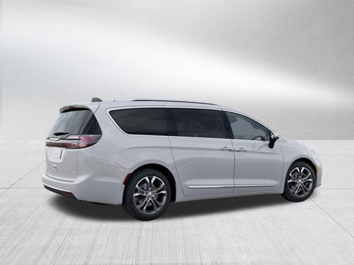 Bright White Clearcoat 2026 Chrysler Pacifica Pinnacle