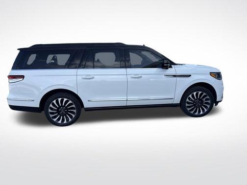 White Metallic 2022 Lincoln Navigator L Black Label