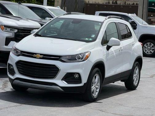 Summit White 2022 Chevrolet Trax LT