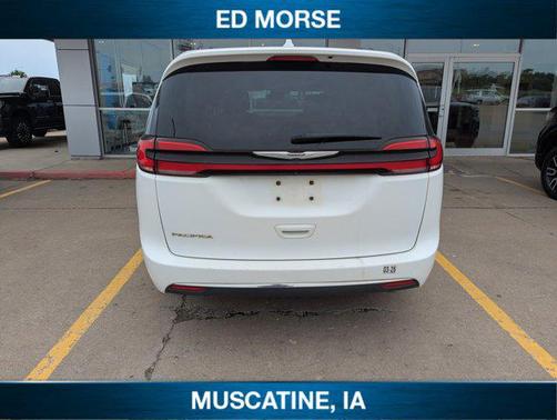 Bright White Clearcoat 2022 Chrysler Pacifica Touring L