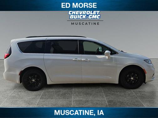 Bright White Clearcoat 2022 Chrysler Pacifica Touring L