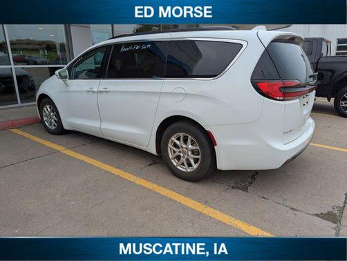 Bright White Clearcoat 2022 Chrysler Pacifica Touring L