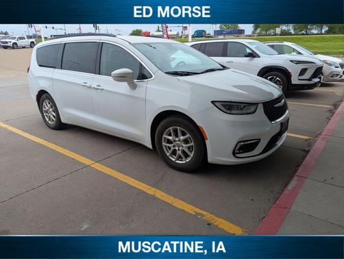 Bright White Clearcoat 2022 Chrysler Pacifica Touring L