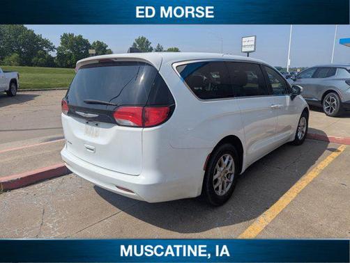 2022 Chrysler Voyager LX