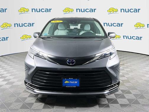 2025 Toyota Sienna LE