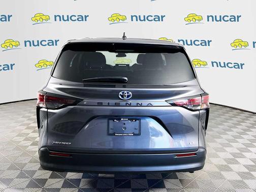 2025 Toyota Sienna LE