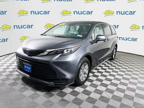 2025 Toyota Sienna LE