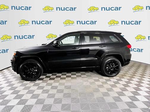 Diamond Black Crystal Pearlcoat 2022 Jeep Grand Cherokee Laredo