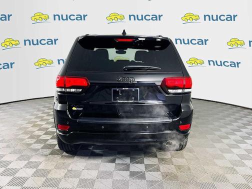 Diamond Black Crystal Pearlcoat 2022 Jeep Grand Cherokee Laredo