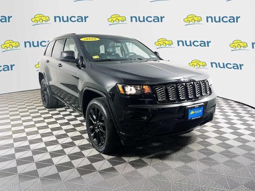 Diamond Black Crystal Pearlcoat 2022 Jeep Grand Cherokee Laredo