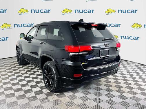 Diamond Black Crystal Pearlcoat 2022 Jeep Grand Cherokee Laredo
