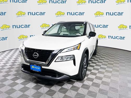 Pearl White Tricoat/Super Black 2023 Nissan Rogue SL