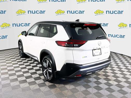 Pearl White Tricoat/Super Black 2023 Nissan Rogue SL