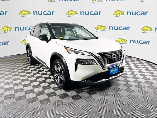 Pearl White Tricoat/Super Black 2023 Nissan Rogue SL
