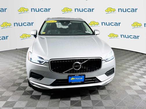 Bright Silver Metallic 2021 Volvo XC60 T5 Momentum