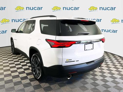 Iridescent Pearl Tricoat 2023 Chevrolet Traverse RS