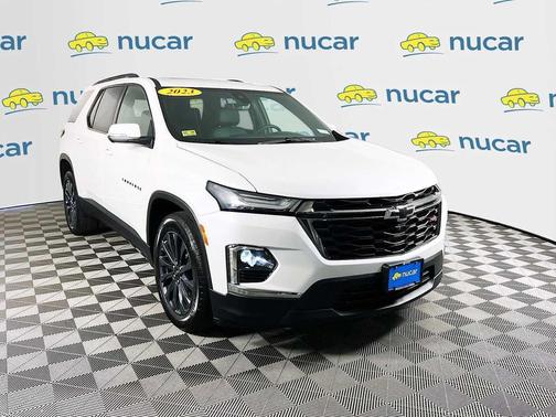 Iridescent Pearl Tricoat 2023 Chevrolet Traverse RS