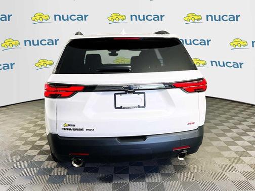 Iridescent Pearl Tricoat 2023 Chevrolet Traverse RS